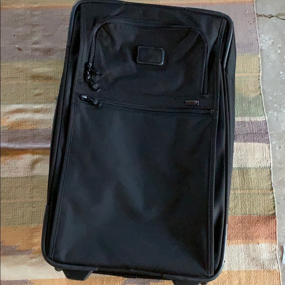 Tumi luggage carry on briefcase one of the handles is broken!